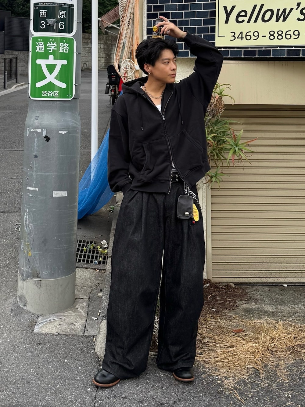 ブラック系のパーカー、ブラック系のデニムパンツ、ブラック系のブーツを着用したメンズの秋コーディネートの2枚目の写真