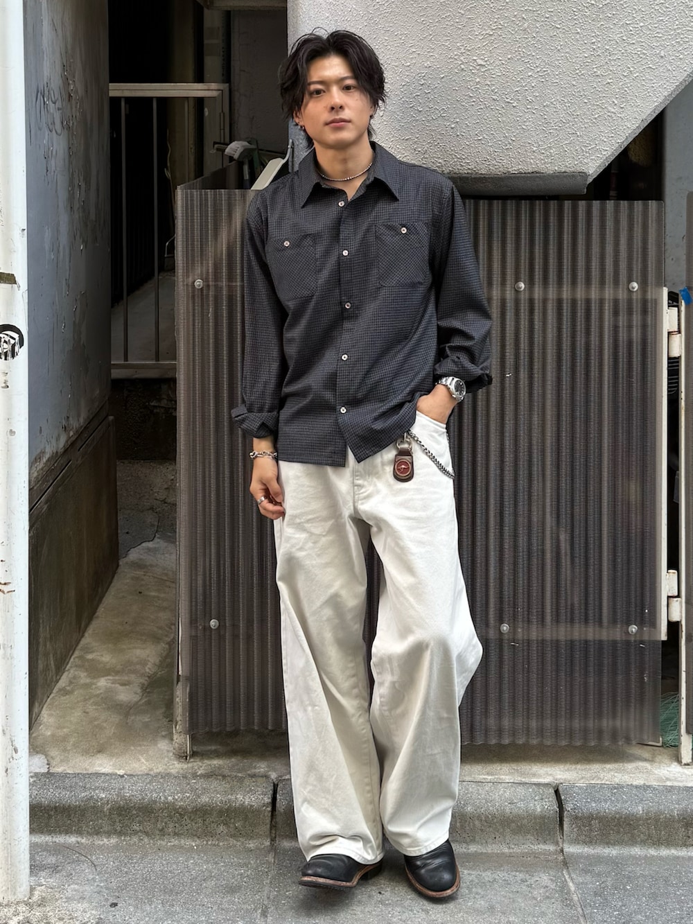 ブラック系のシャツ/ブラウス、グレー系のデニムパンツ、ブラック系のブーツを着用したメンズの春コーディネートの2枚目の写真