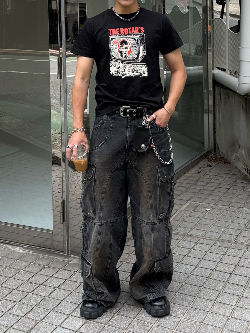 ブラック系のTシャツ/カットソー、ブラック系のデニムパンツ、ブラック系のブーツを着用したメンズの春コーディネートの2枚目の写真