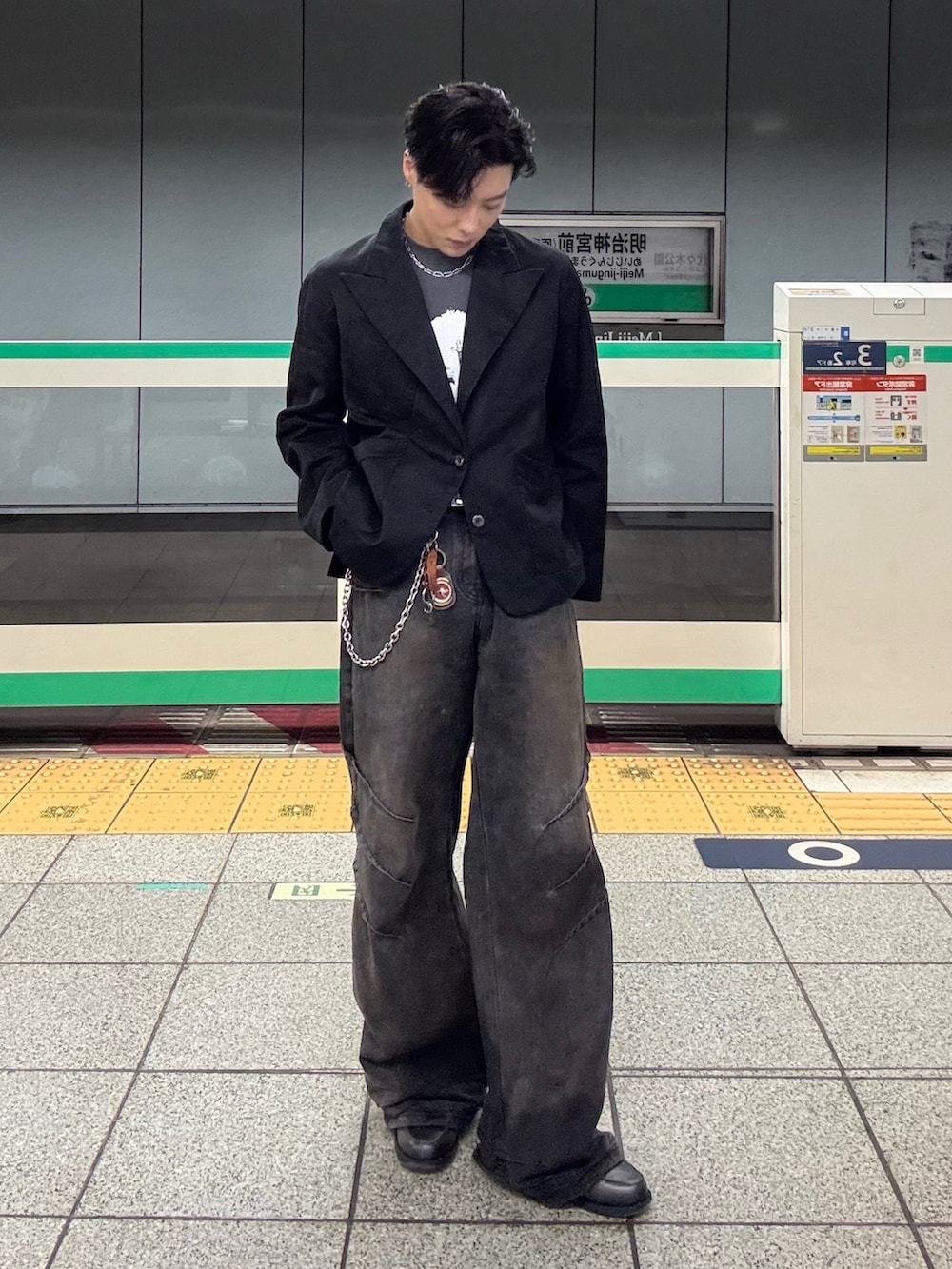 ブラック系のTシャツ/カットソー、ブラック系のテーラードジャケット、グレー系のローファーを着用したメンズの春コーディネートの2枚目の写真