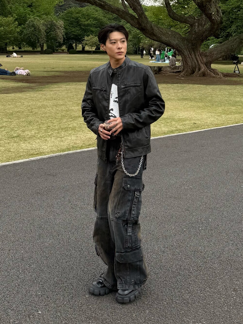 ブラック系のTシャツ/カットソー、ブラック系のライダースジャケット、ブラック系のデニムパンツを着用したメンズの春コーディネートの4枚目の写真