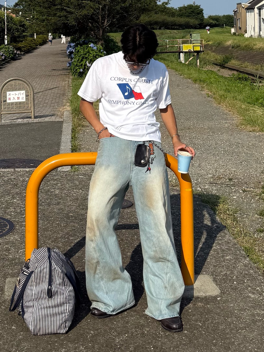 ホワイト系のTシャツ/カットソー、ブルー系のデニムパンツ、グレー系のローファーを着用したメンズの夏コーディネートの2枚目の写真