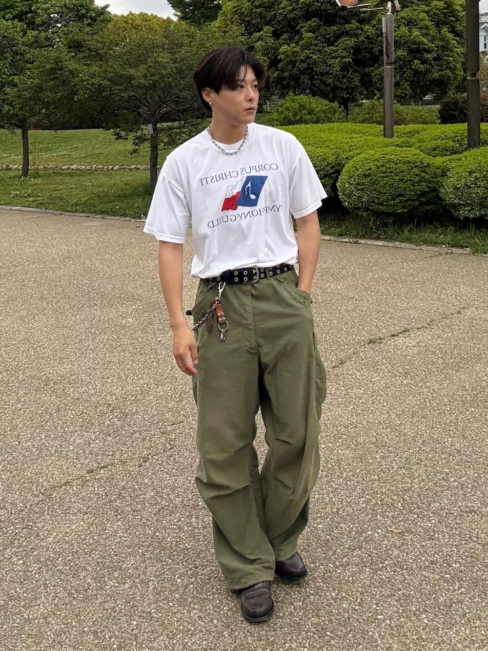 ホワイト系のTシャツ/カットソー、グレー系のローファー、シルバー系のネックレスを着用したメンズの春コーディネートの2枚目の写真