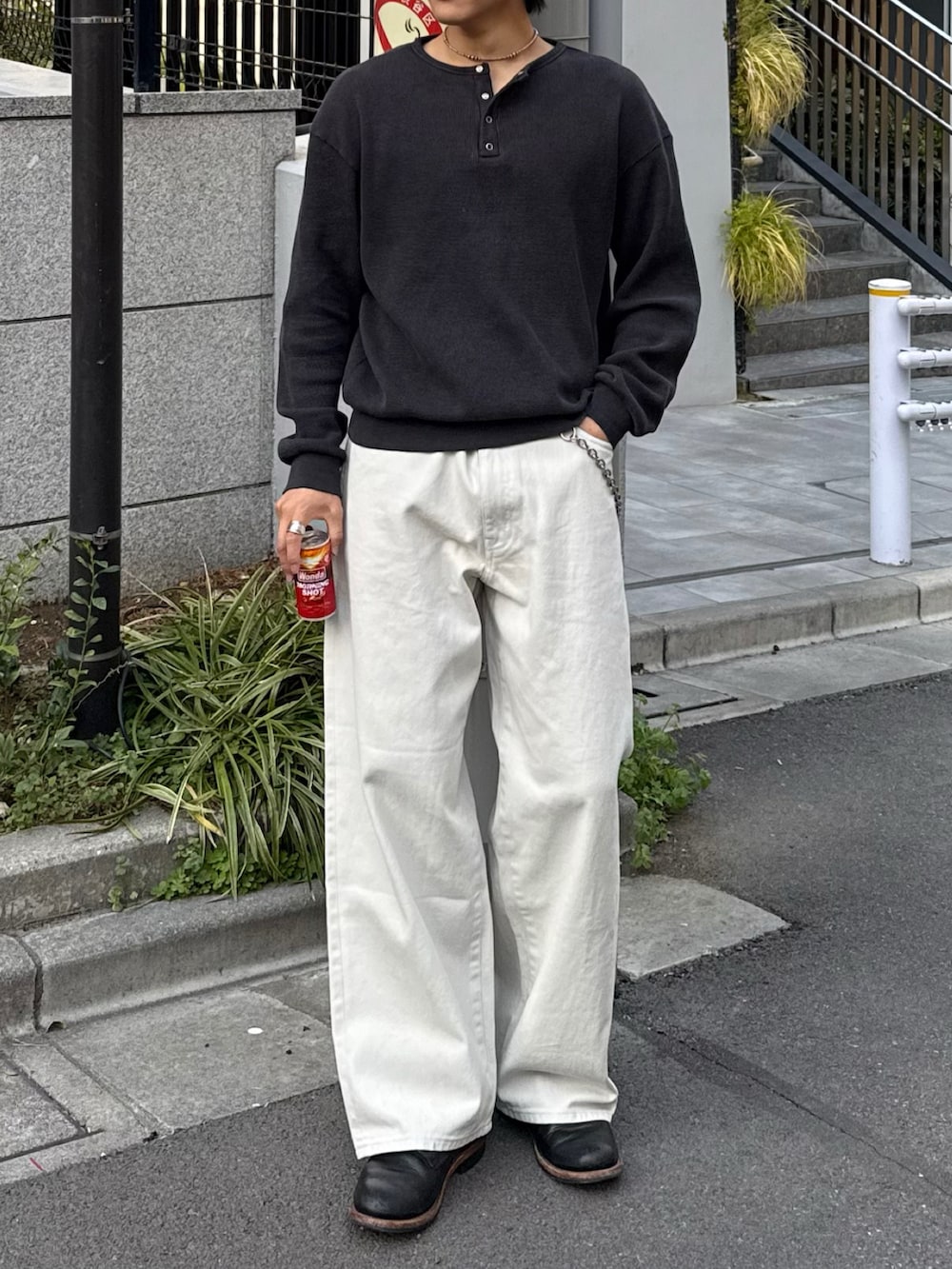 ブラック系のTシャツ/カットソー、グレー系のデニムパンツ、ブラック系のブーツを着用したメンズの春コーディネートの2枚目の写真