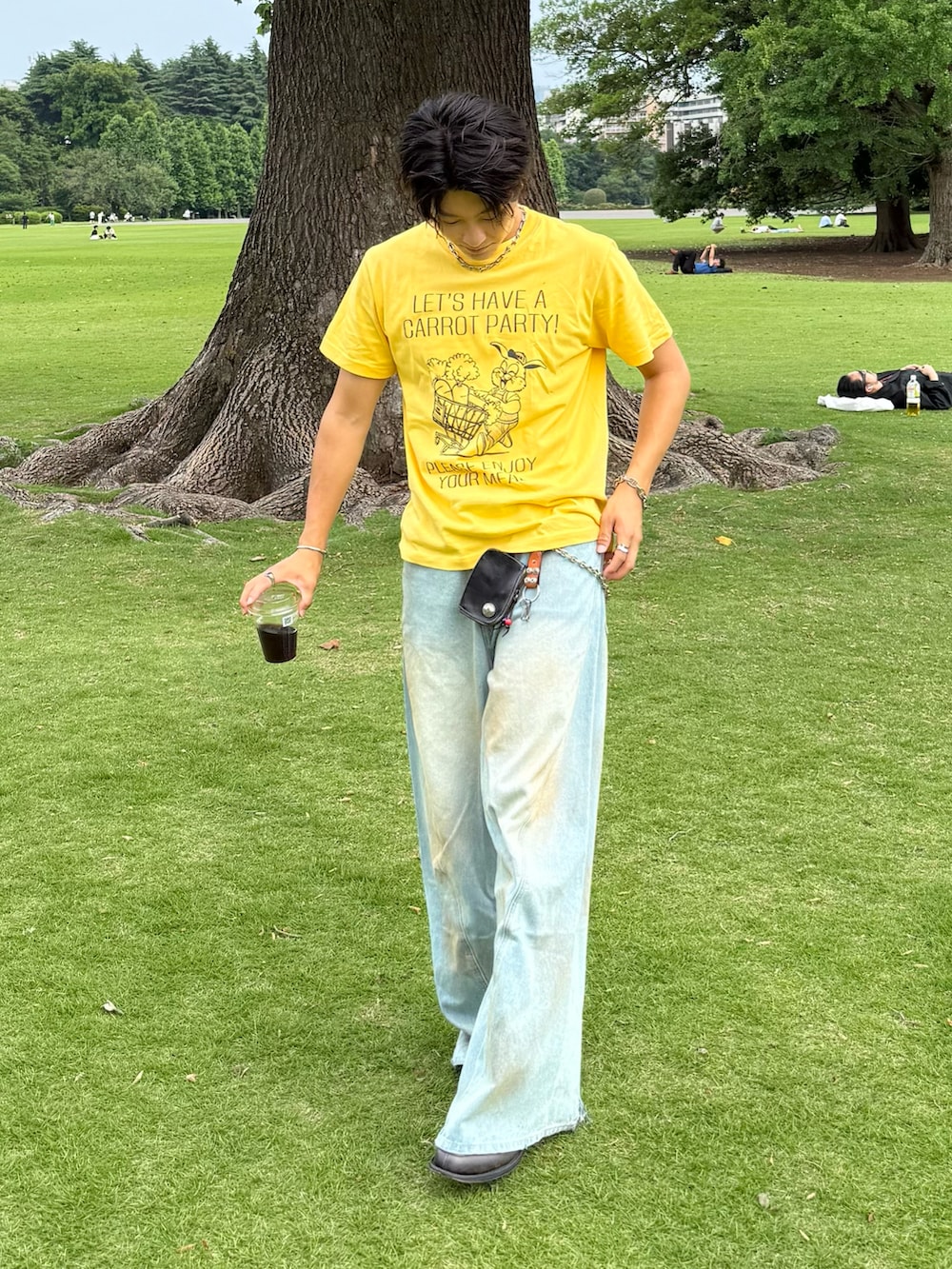 イエロー系のTシャツ/カットソー、ブルー系のデニムパンツ、グレー系のローファーを着用したメンズの夏コーディネートの2枚目の写真