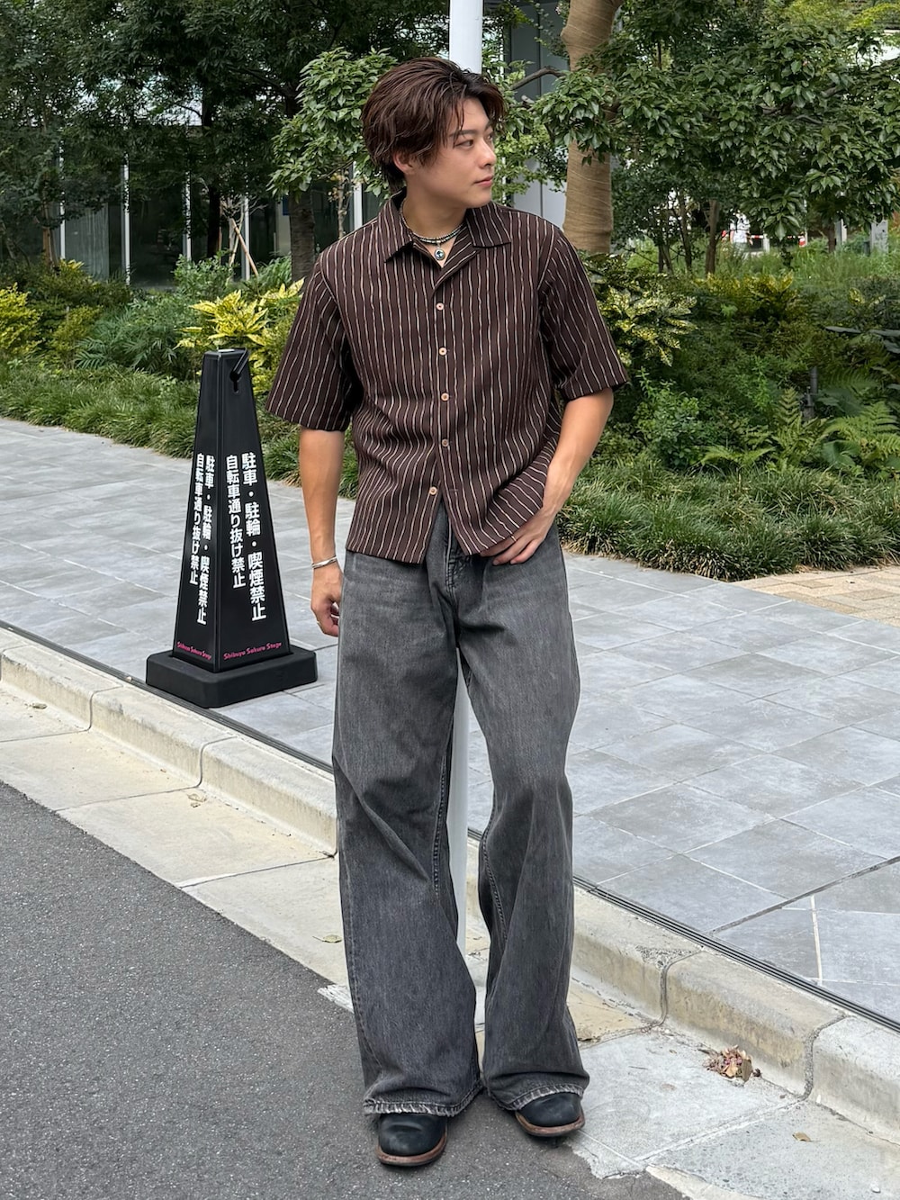 ブラウン系のシャツ/ブラウス、ブラック系のデニムパンツ、ブラック系のブーツを着用したメンズの夏コーディネートの2枚目の写真