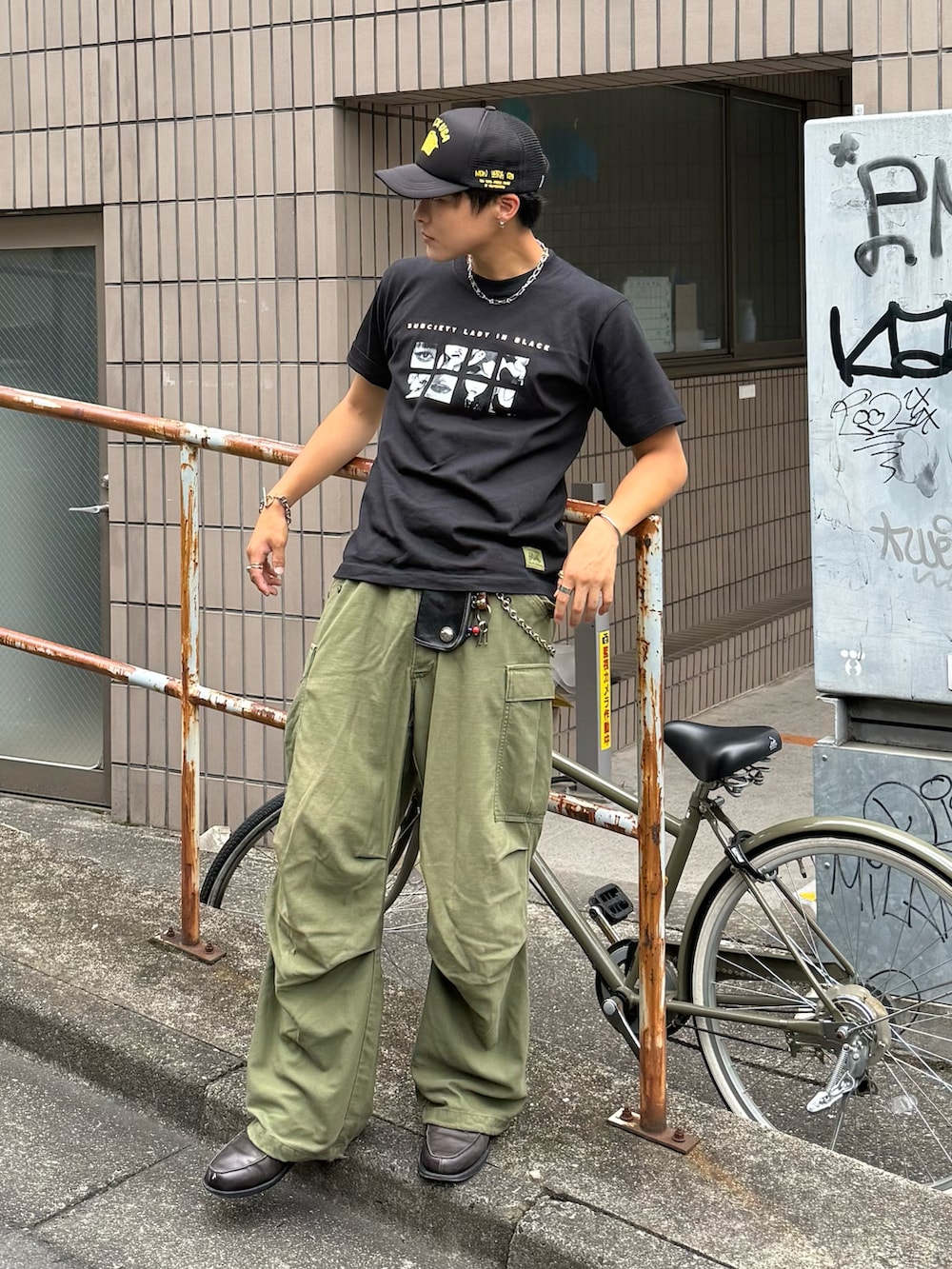 ブラック系のTシャツ/カットソー、グレー系のローファー、グレー系のキャップを着用したメンズの夏コーディネートの2枚目の写真