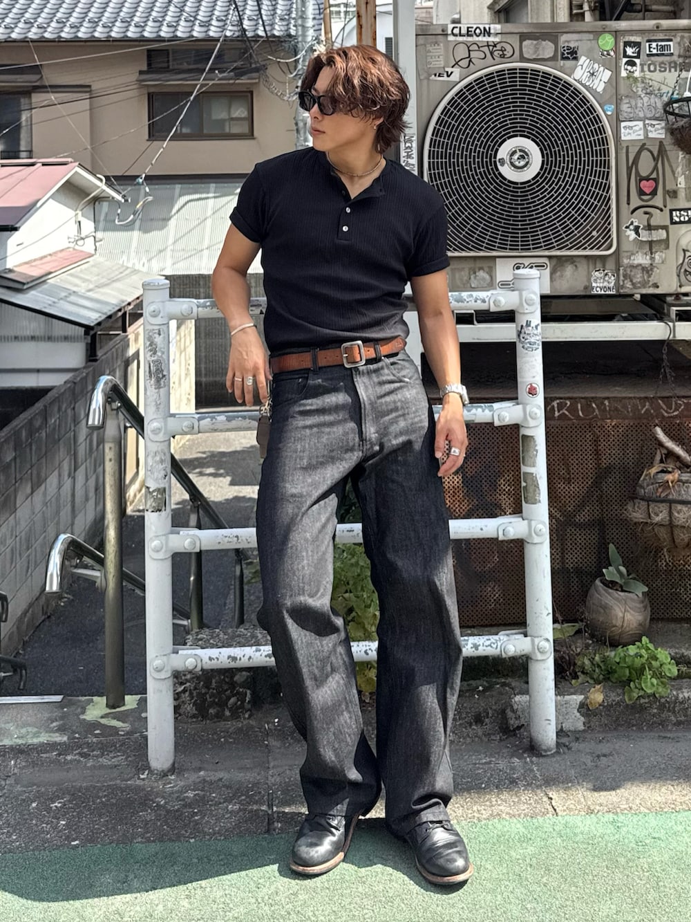 ブラック系のTシャツ/カットソー、ブラック系のデニムパンツ、ブラック系のブーツを着用したメンズの夏コーディネートの2枚目の写真