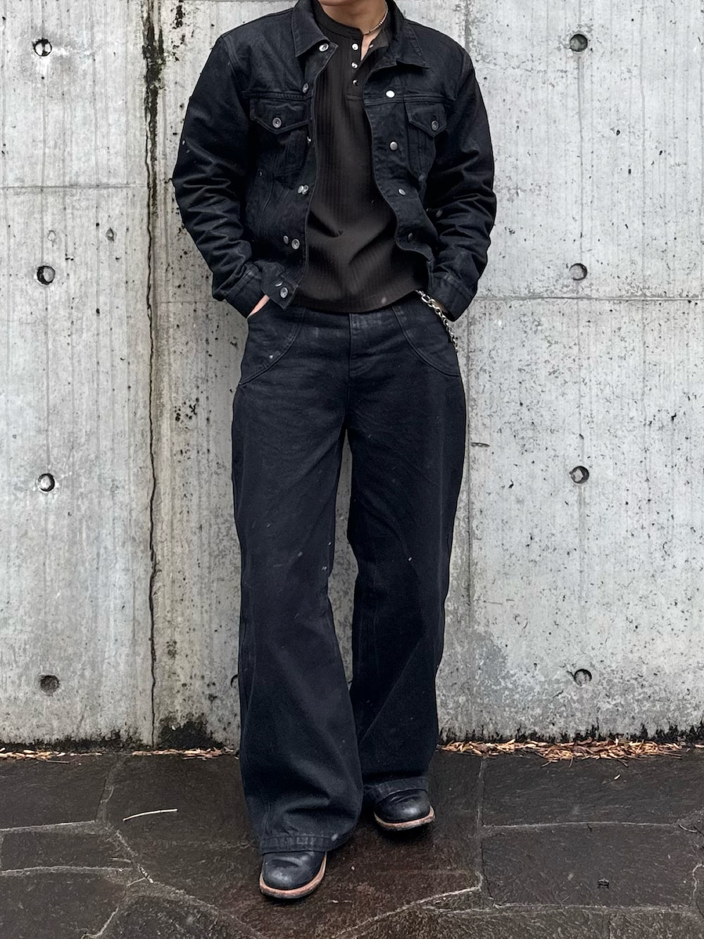 ブラック系のTシャツ/カットソー、ブラック系のデニムジャケット、ブラック系のデニムパンツを着用したメンズの春コーディネートの2枚目の写真