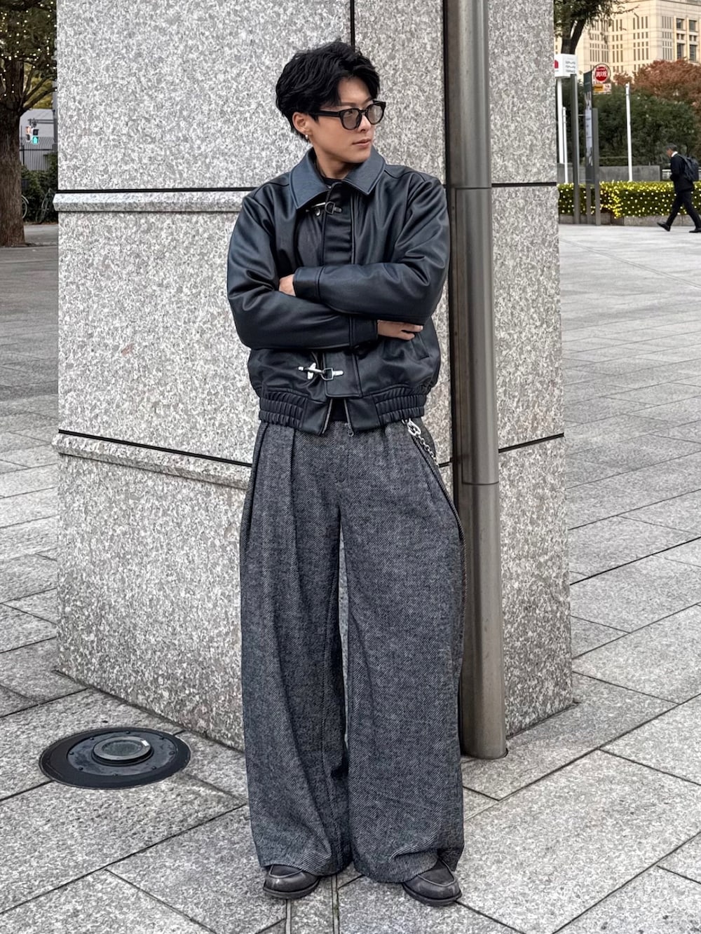ブラック系のスウェット、ブラック系のブルゾン、グレー系のスラックスを着用したメンズの冬コーディネートの3枚目の写真