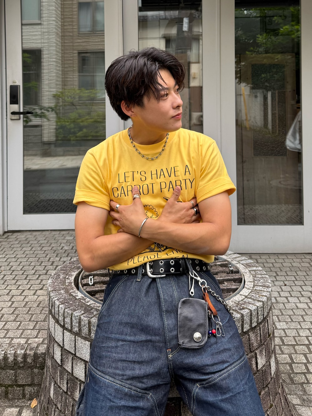 イエロー系のTシャツ/カットソー、ブルー系のデニムパンツ、グレー系のローファーを着用したメンズの夏コーディネートの2枚目の写真