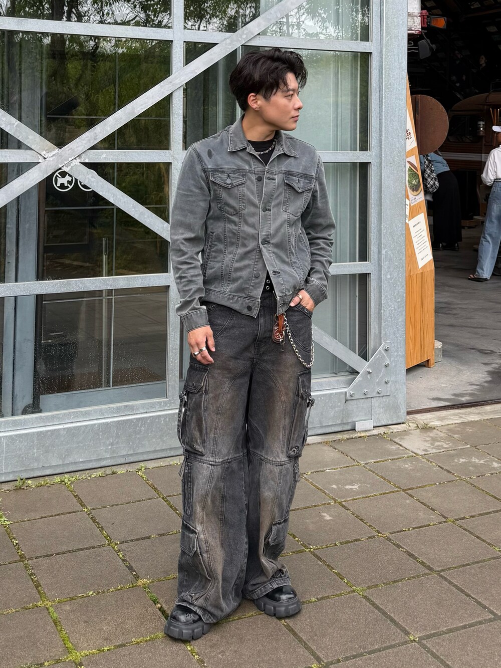 グレー系のジャケット/アウター、ブラック系のTシャツ/カットソー、ブラック系のデニムパンツを着用したメンズの春コーディネートの2枚目の写真