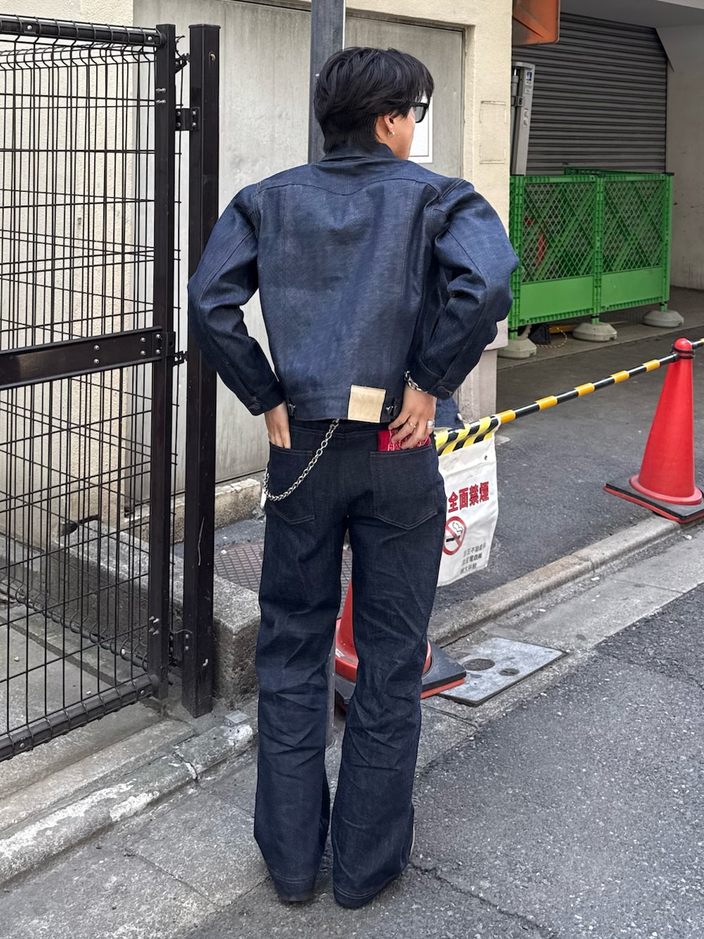 レッド系のシャツ/ブラウス、ブルー系のデニムジャケット、ブラック系のデニムパンツを着用したメンズの春コーディネートの2枚目の写真