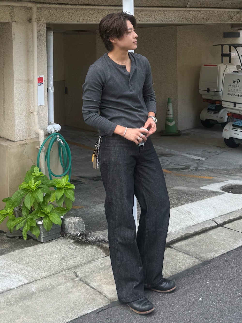 グレー系のTシャツ/カットソー、ブラック系のデニムパンツ、ブラック系のブーツを着用したメンズの秋コーディネートの2枚目の写真