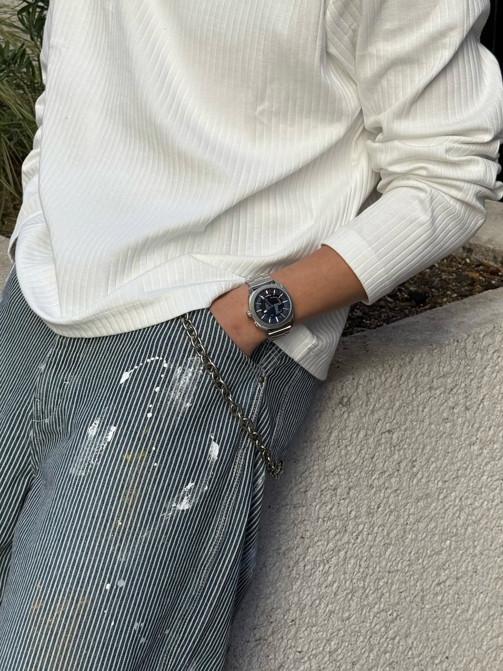 シルバー系のアナログ腕時計を着用したメンズの春コーディネートの3枚目の写真