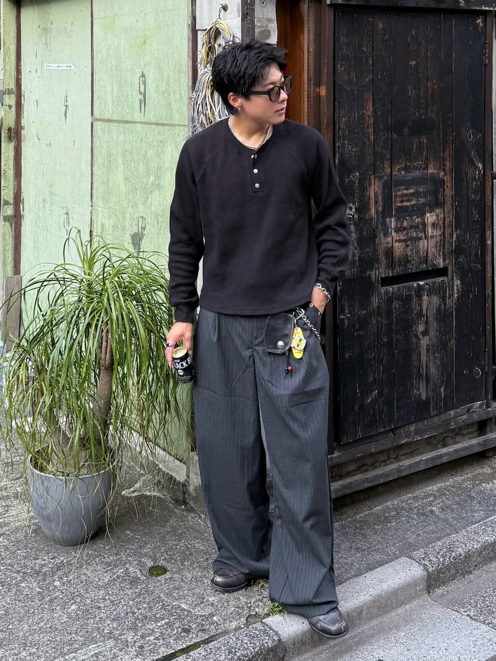 ブラック系のTシャツ/カットソー、グレー系のスラックス、グレー系のローファーを着用したメンズの秋コーディネートの2枚目の写真