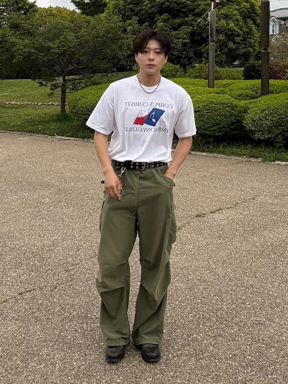 ホワイト系のTシャツ/カットソー、グレー系のローファー、シルバー系のネックレスを着用したメンズの春コーディネートの3枚目の写真