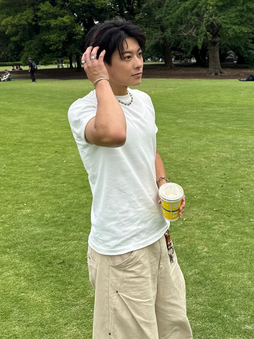 ホワイト系のTシャツ/カットソー、ホワイト系のその他パンツ、グレー系のローファーを着用したメンズの夏コーディネートの4枚目の写真