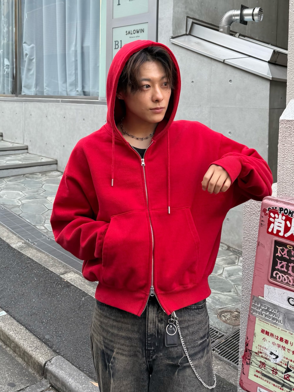 「メンズコーデ、カジュアル、カジュアルコーデ、パーカー、SWAGBIVE、デニム、デニムパンツ、今日のコーデ、メンズファッション、カジュアルスタイル」｜「soerteのHeavy weight double zip-up hoodie /ヘビーウェイトダブルジップフーディー（パーカー、レッド系）」を使った、岡本幸大さん（メンズ・172cm）の冬コーディネートの3枚目の写真