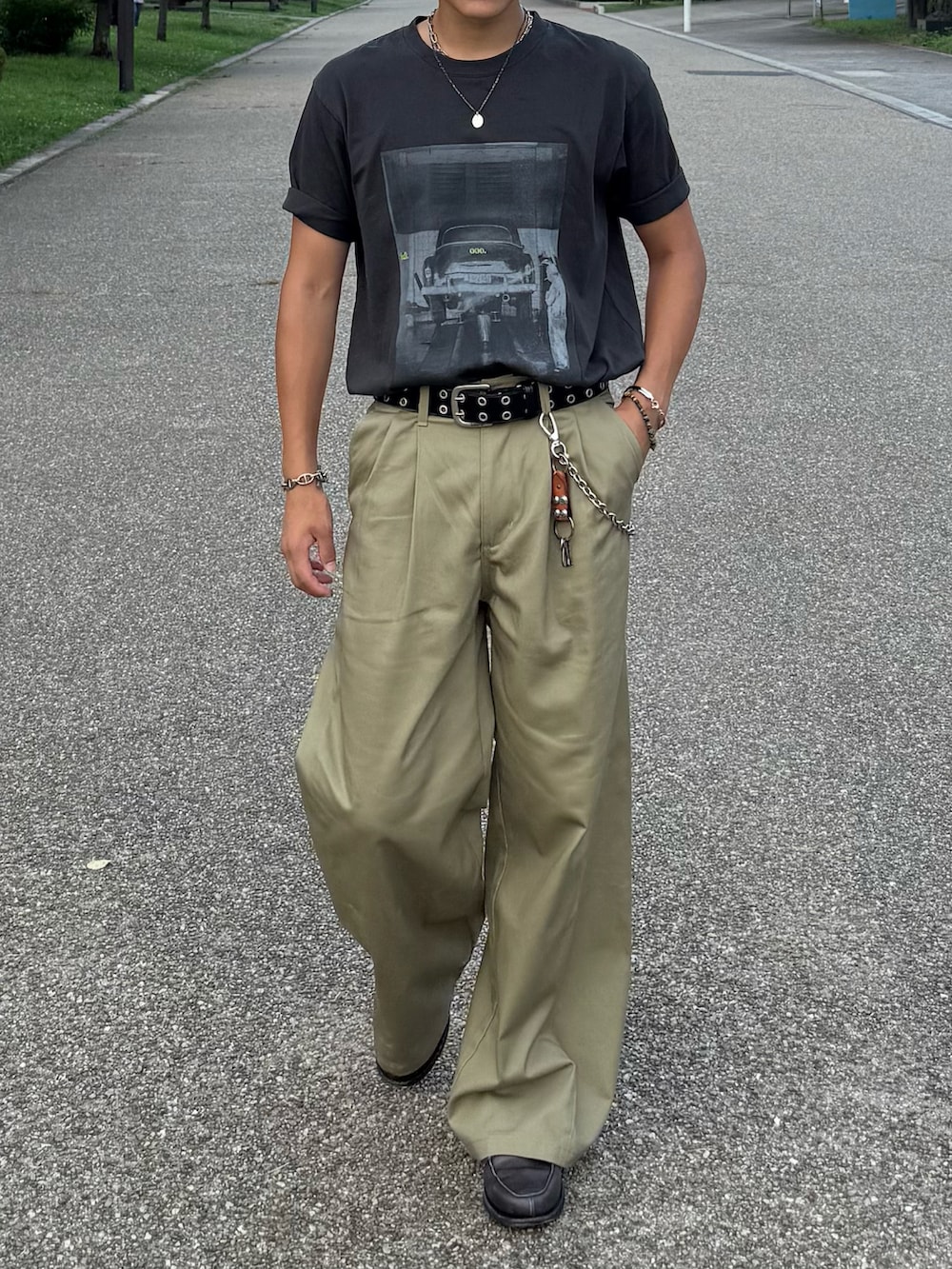 グレー系のTシャツ/カットソー、ベージュ系のチノパンツ、グレー系のローファーを着用したメンズの夏コーディネートの2枚目の写真