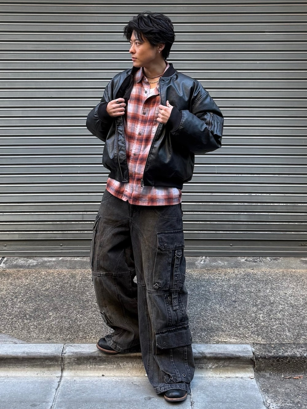 オレンジ系のシャツ/ブラウス、ブラック系のMA-1、ブラック系のデニムパンツを着用したメンズの冬コーディネートの2枚目の写真