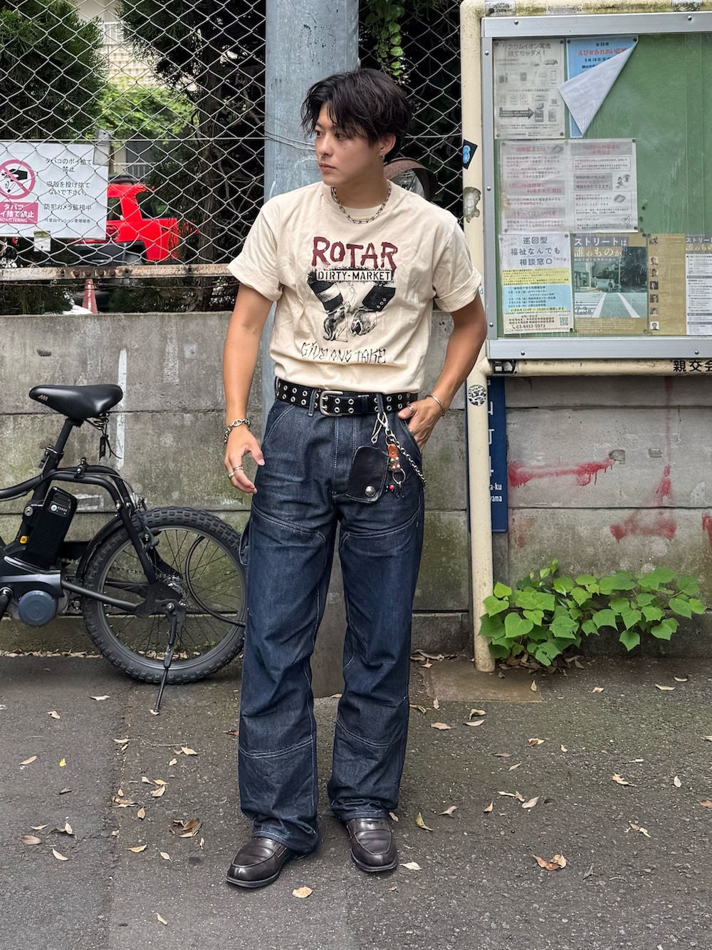 ベージュ系のTシャツ/カットソー、ブルー系のデニムパンツ、グレー系のローファーを着用したメンズの夏コーディネートの2枚目の写真