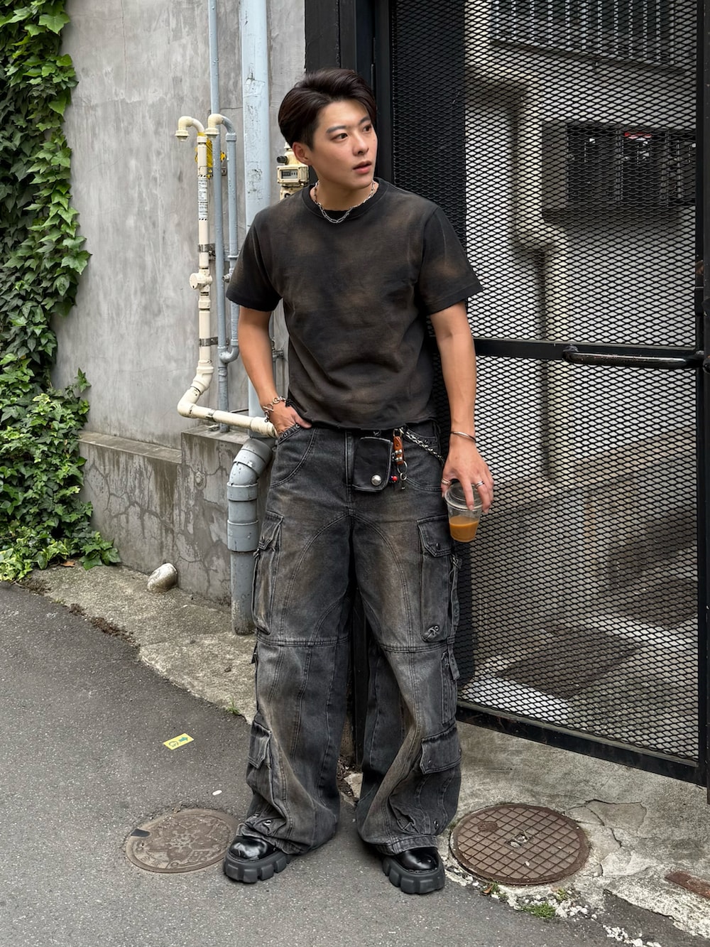 ブラック系のTシャツ/カットソー、ブラック系のデニムパンツ、ブラック系のブーツを着用したメンズの春コーディネートの3枚目の写真