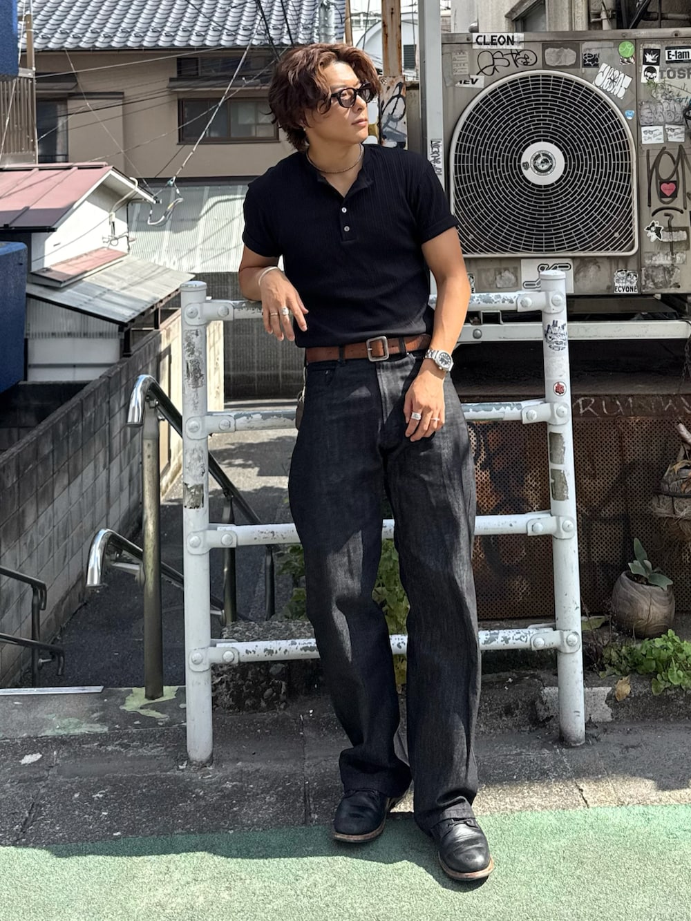 ブラック系のTシャツ/カットソー、ブラック系のデニムパンツ、ブラック系のブーツを着用したメンズの夏コーディネートの3枚目の写真
