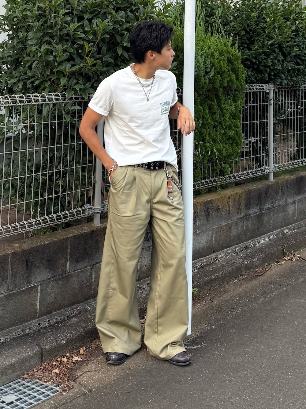 ホワイト系のTシャツ/カットソー、ベージュ系のチノパンツ、グレー系のローファーを着用したメンズの夏コーディネートの2枚目の写真