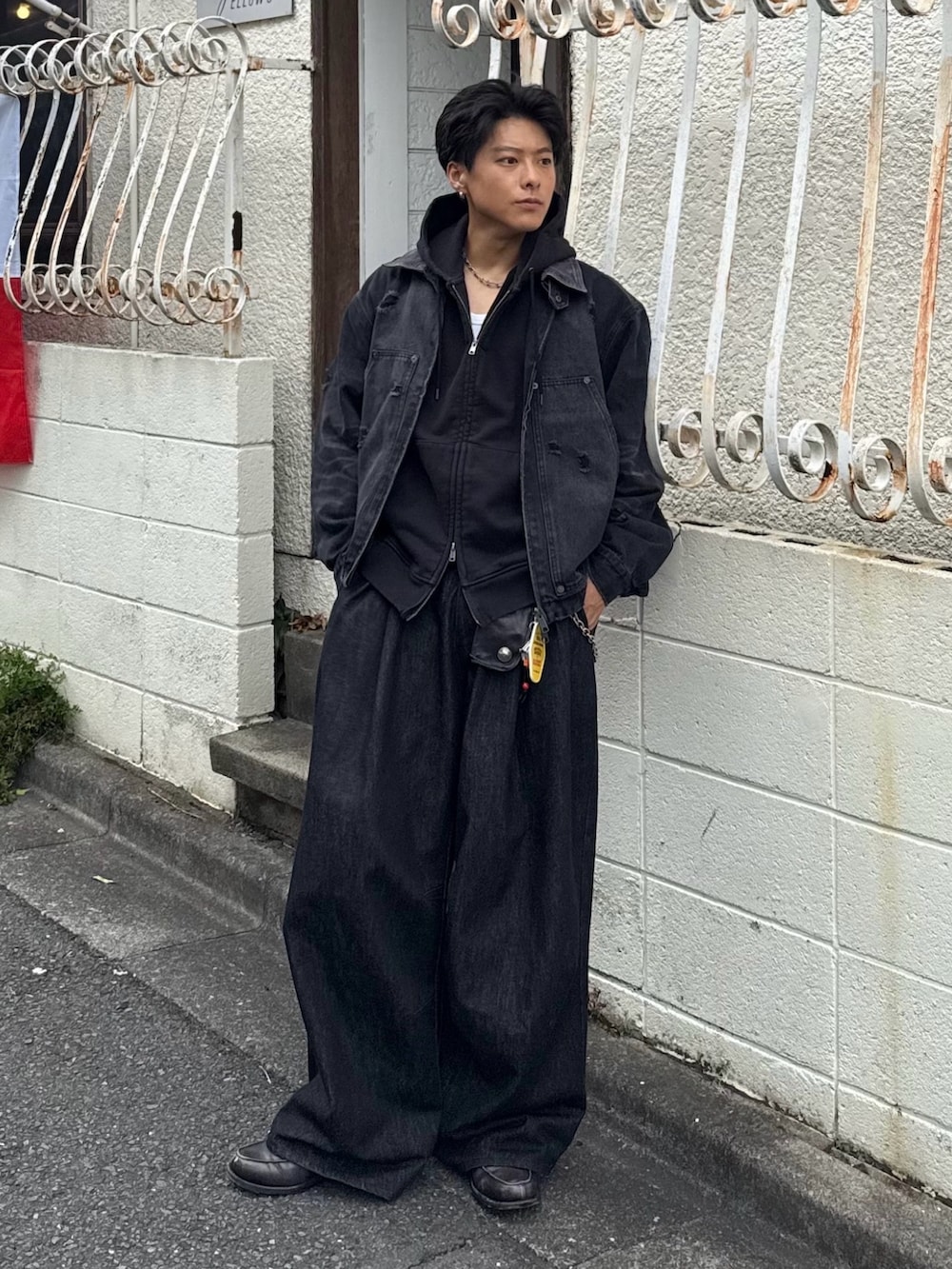 ブラック系のパーカー、ブラック系のブルゾン、ブラック系のデニムパンツを着用したメンズの秋コーディネートの2枚目の写真