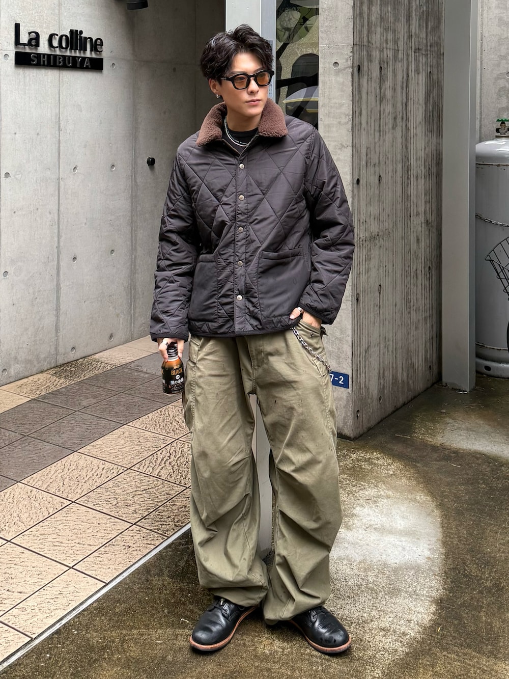 ブラック系のブルゾン、グリーン系のカーゴパンツ、ブラック系のブーツを着用したメンズの秋コーディネートの2枚目の写真