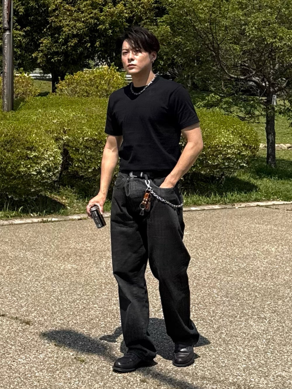 ブラック系のTシャツ/カットソー、ブラック系のデニムパンツ、グレー系のローファーを着用したメンズの春コーディネートの2枚目の写真