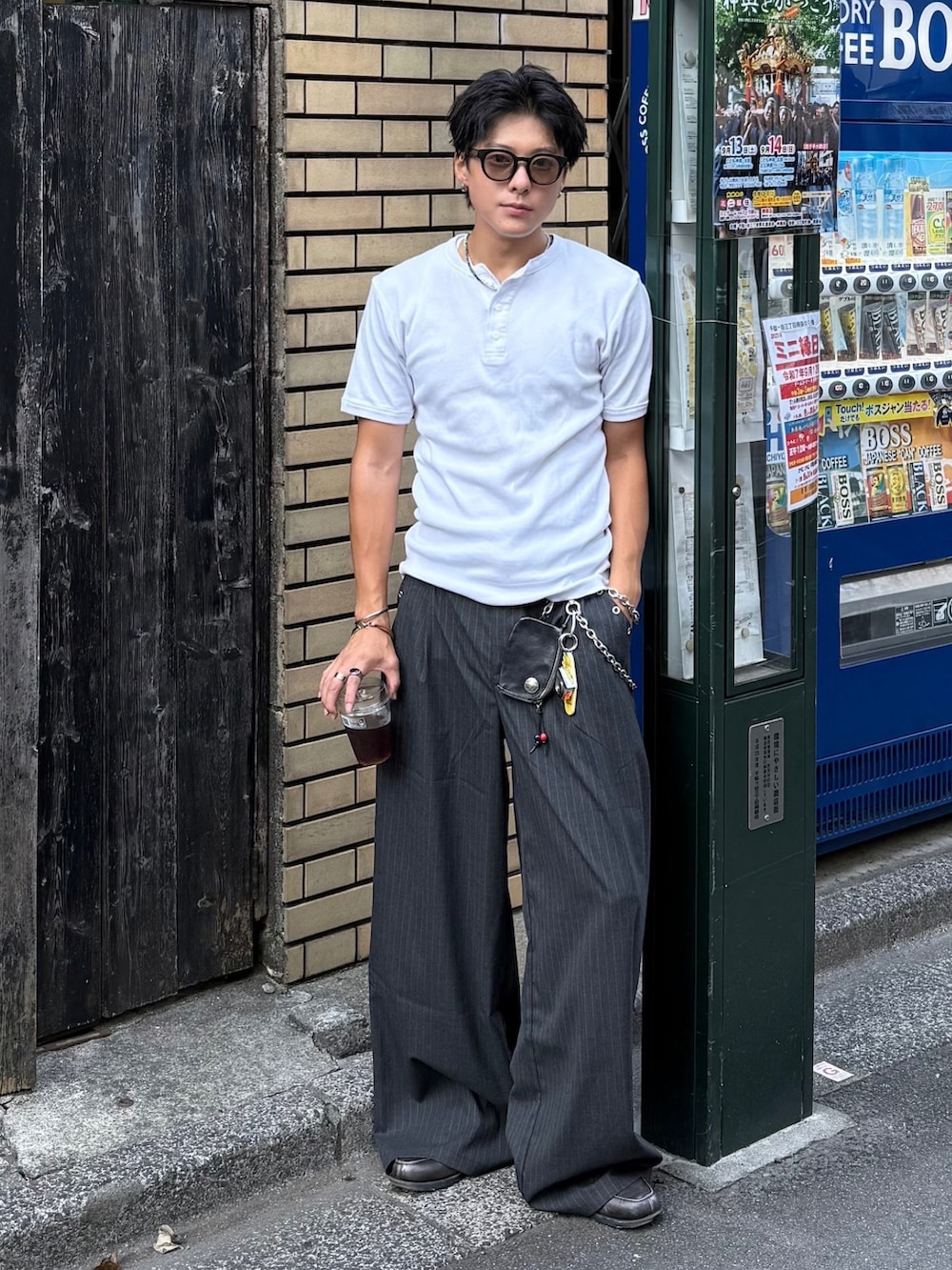 ホワイト系のTシャツ/カットソー、グレー系のスラックス、グレー系のローファーを着用したメンズの秋コーディネートの2枚目の写真