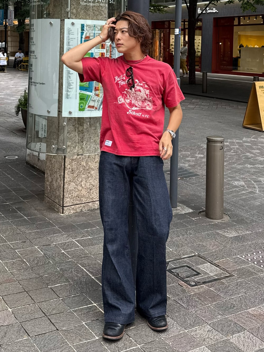 レッド系のTシャツ/カットソー、ブラック系のデニムパンツ、ブラック系のブーツを着用したメンズの夏コーディネートの3枚目の写真