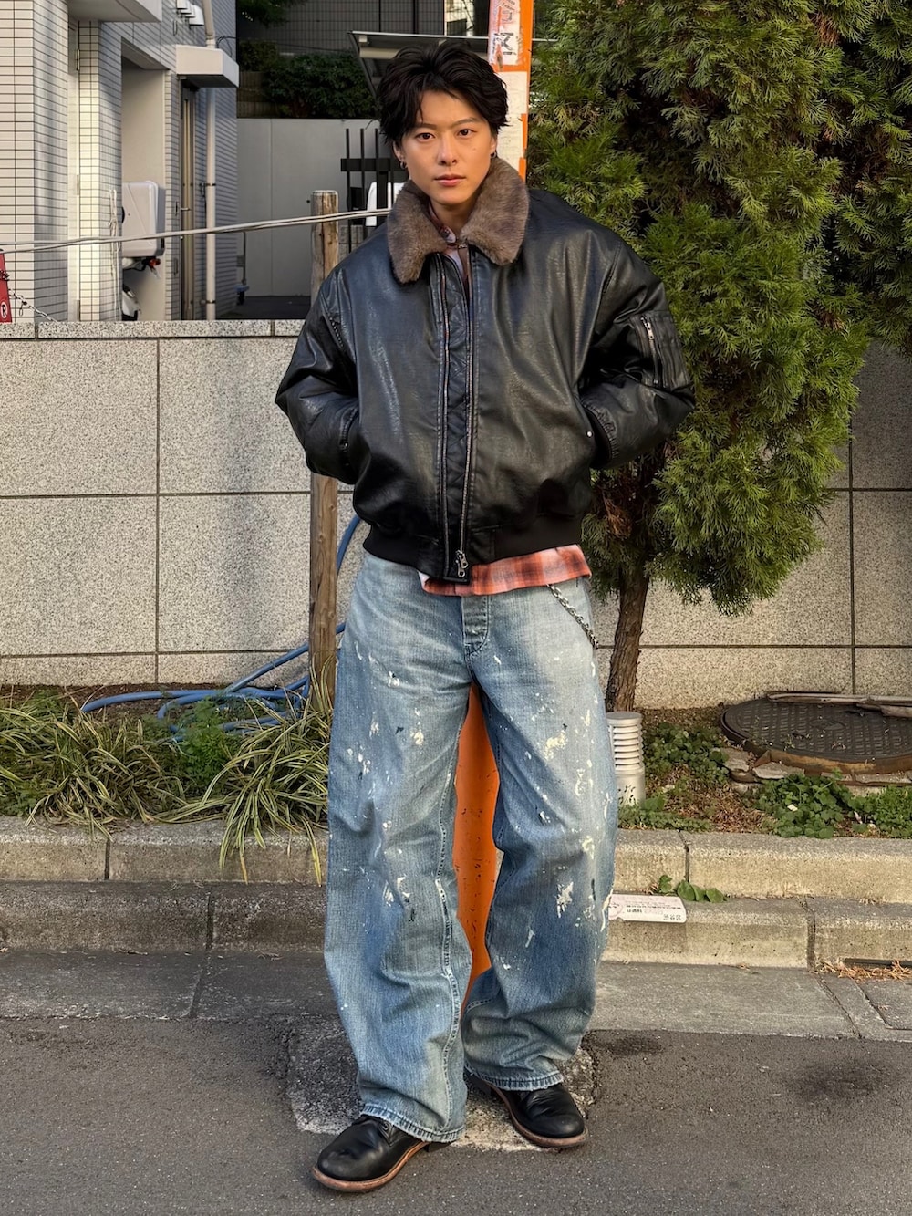 ブラック系のMA-1、ブルー系のデニムパンツ、オレンジ系のシャツ/ブラウスを着用したメンズの冬コーディネートの2枚目の写真