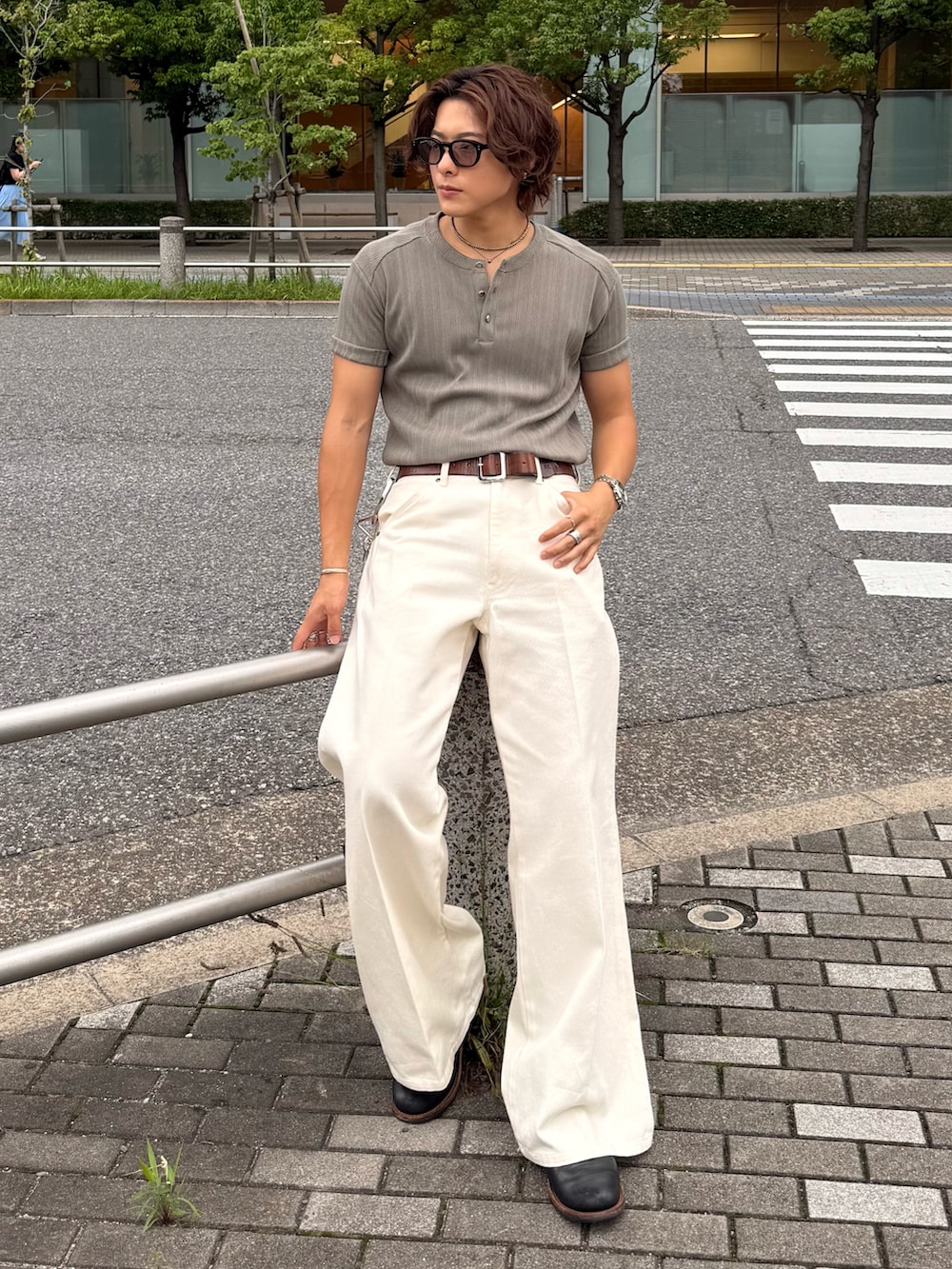 グリーン系のTシャツ/カットソー、ブラック系のブーツ、ホワイト系のデニムパンツを着用したメンズの夏コーディネートの2枚目の写真