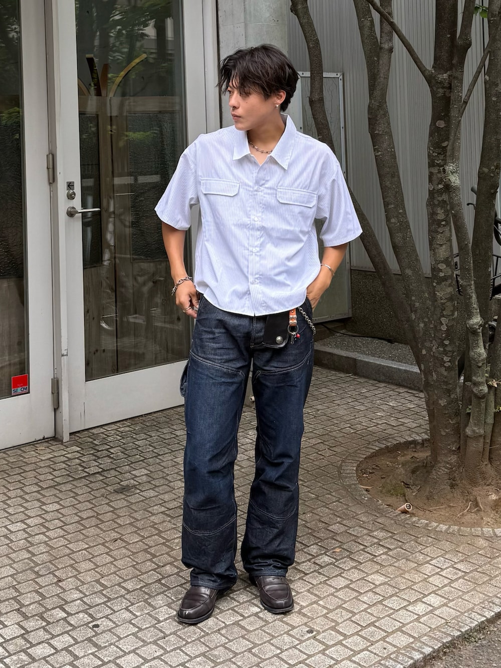 ホワイト系のシャツ/ブラウス、ブルー系のデニムパンツ、グレー系のローファーを着用したメンズの夏コーディネートの2枚目の写真