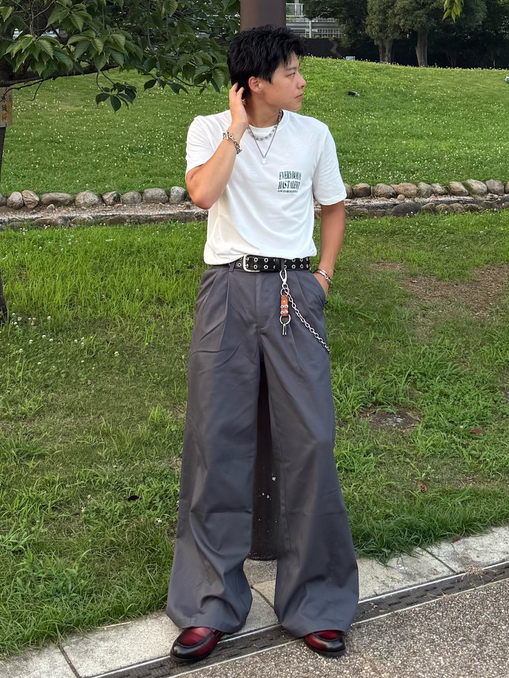 ホワイト系のTシャツ/カットソー、グレー系のチノパンツ、レッド系のローファーを着用したメンズの夏コーディネートの2枚目の写真