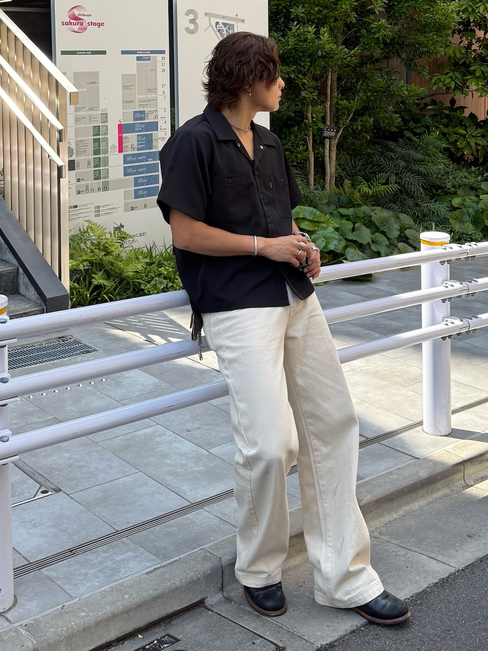 ブラック系のシャツ/ブラウス、ホワイト系のデニムパンツ、ブラック系のブーツを着用したメンズの夏コーディネートの2枚目の写真