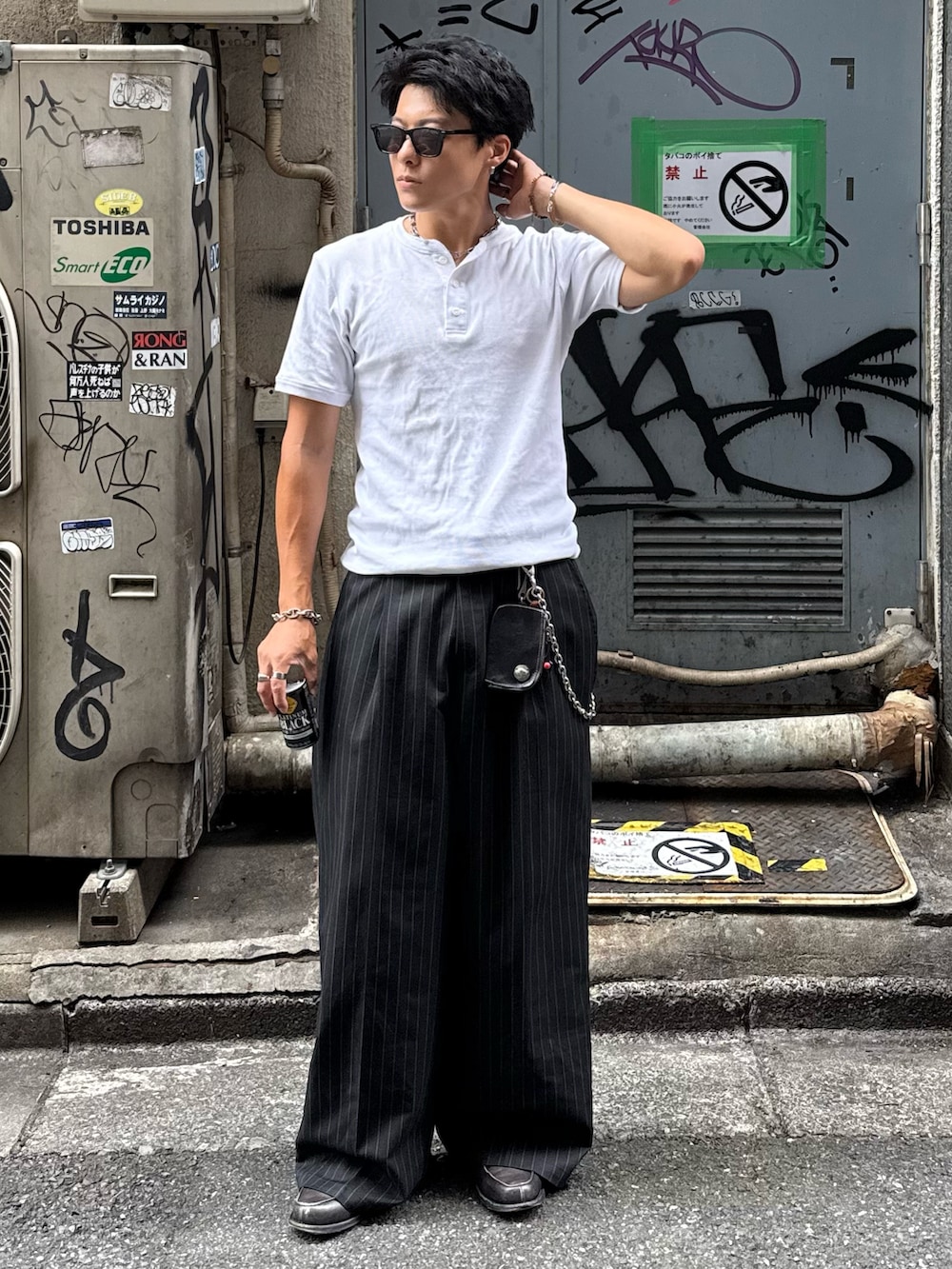 ホワイト系のTシャツ/カットソー、ブラック系のスラックス、グレー系のローファーを着用したメンズの夏コーディネートの2枚目の写真