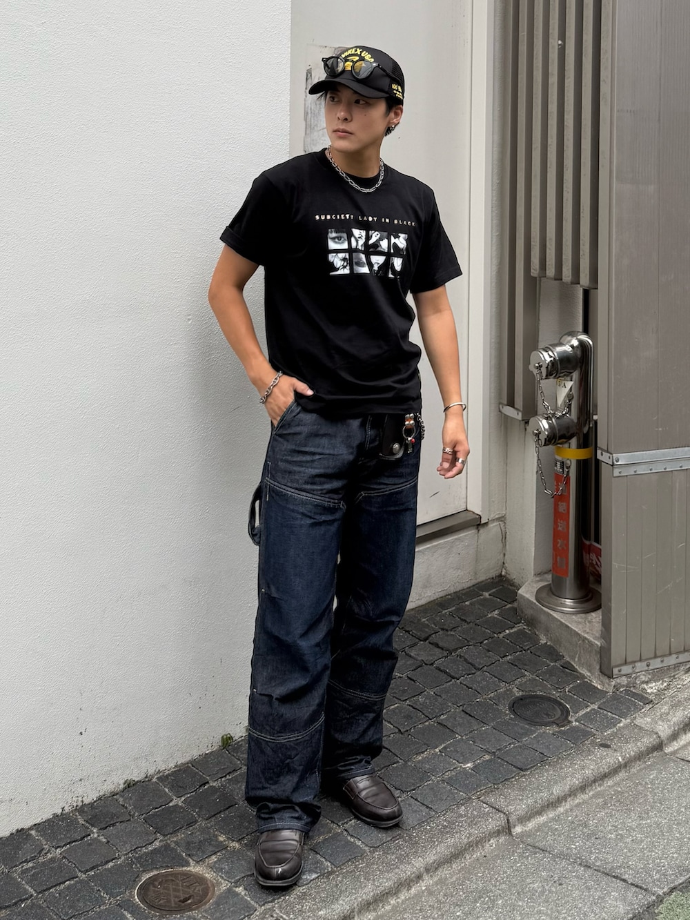 ブラック系のTシャツ/カットソー、ブルー系のデニムパンツ、グレー系のローファーを着用したメンズの夏コーディネートの2枚目の写真