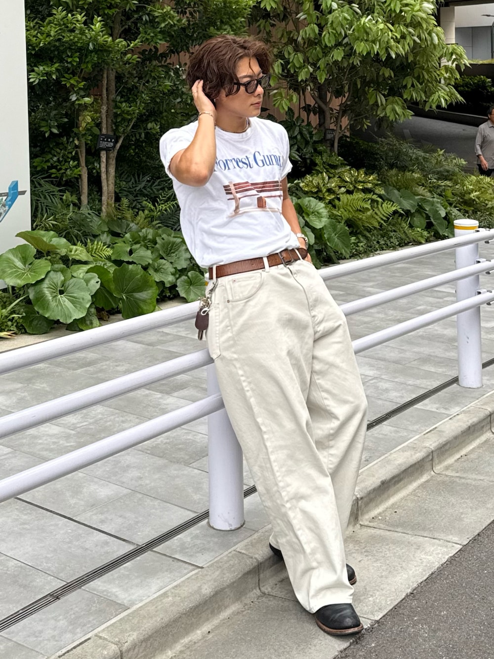 ホワイト系のTシャツ/カットソー、グレー系のデニムパンツ、ブラック系のブーツを着用したメンズの夏コーディネートの2枚目の写真