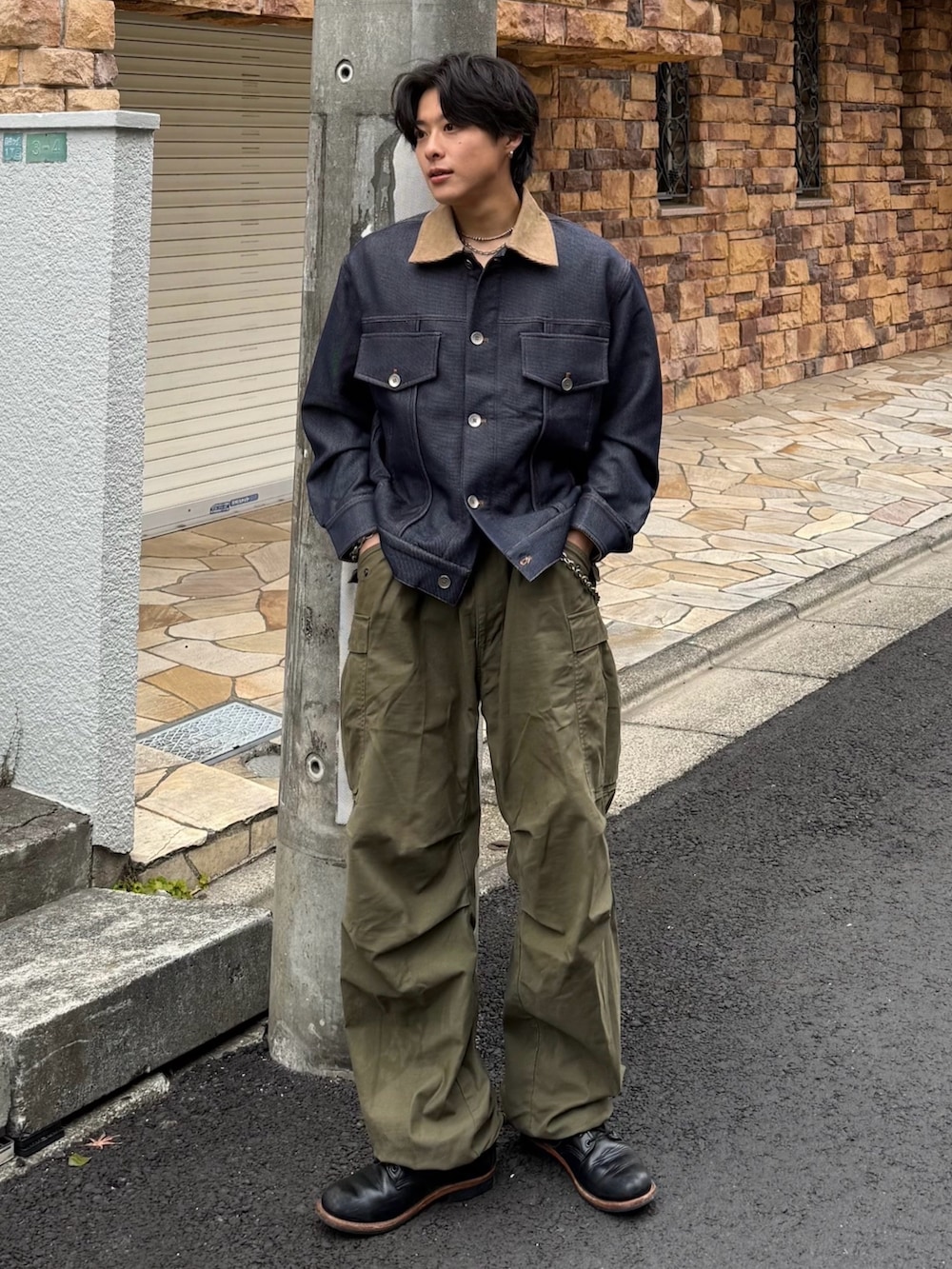 ブルー系のジャケット/アウター、グリーン系のカーゴパンツ、ブラック系のブーツを着用したメンズの冬コーディネートの2枚目の写真