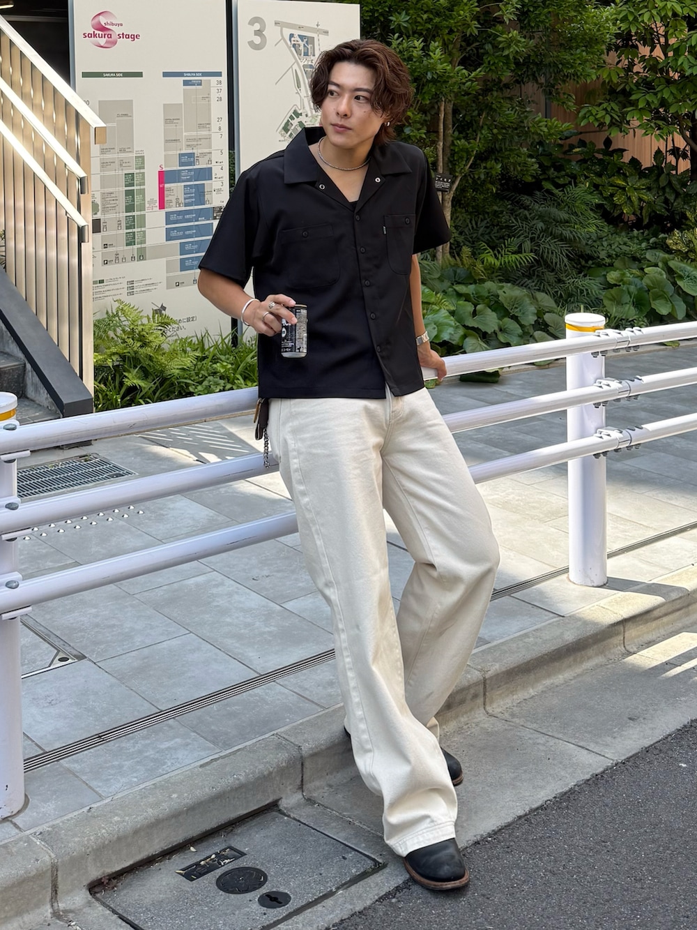 ブラック系のシャツ/ブラウス、ホワイト系のデニムパンツ、ブラック系のブーツを着用したメンズの夏コーディネートの3枚目の写真