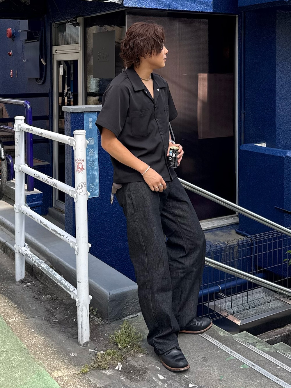 ブラック系のシャツ/ブラウス、ブラック系のデニムパンツ、ブラック系のブーツを着用したメンズの夏コーディネートの2枚目の写真