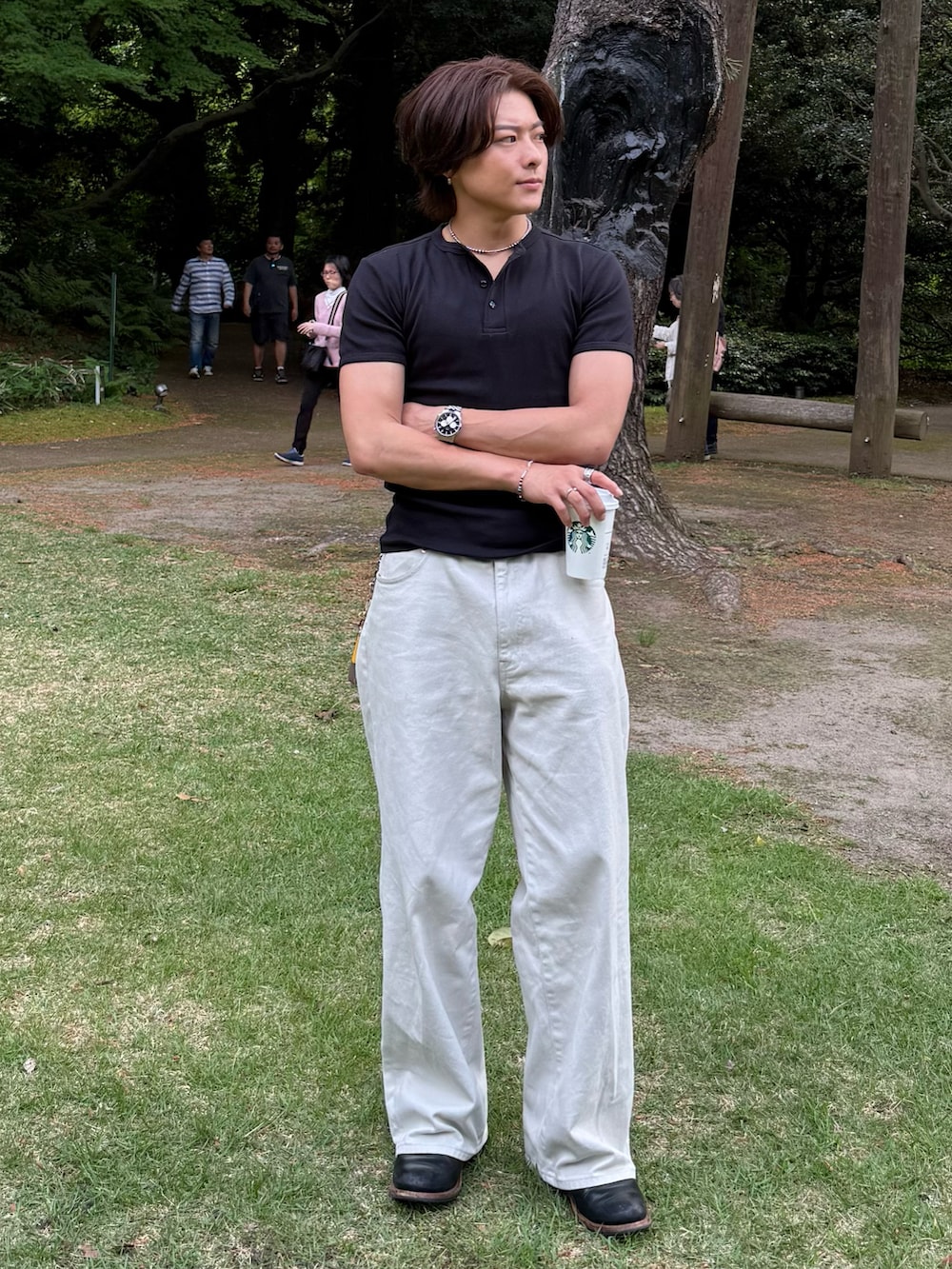 ブラック系のTシャツ/カットソー、グレー系のデニムパンツ、ブラック系のブーツを着用したメンズの春コーディネートの3枚目の写真