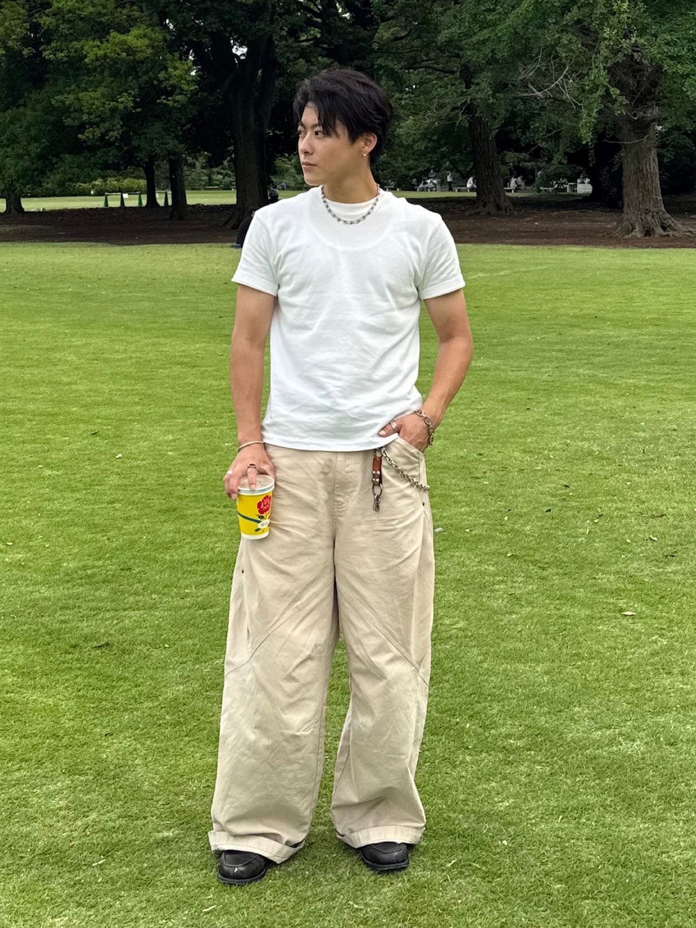 ホワイト系のTシャツ/カットソー、ホワイト系のその他パンツ、グレー系のローファーを着用したメンズの夏コーディネートの3枚目の写真