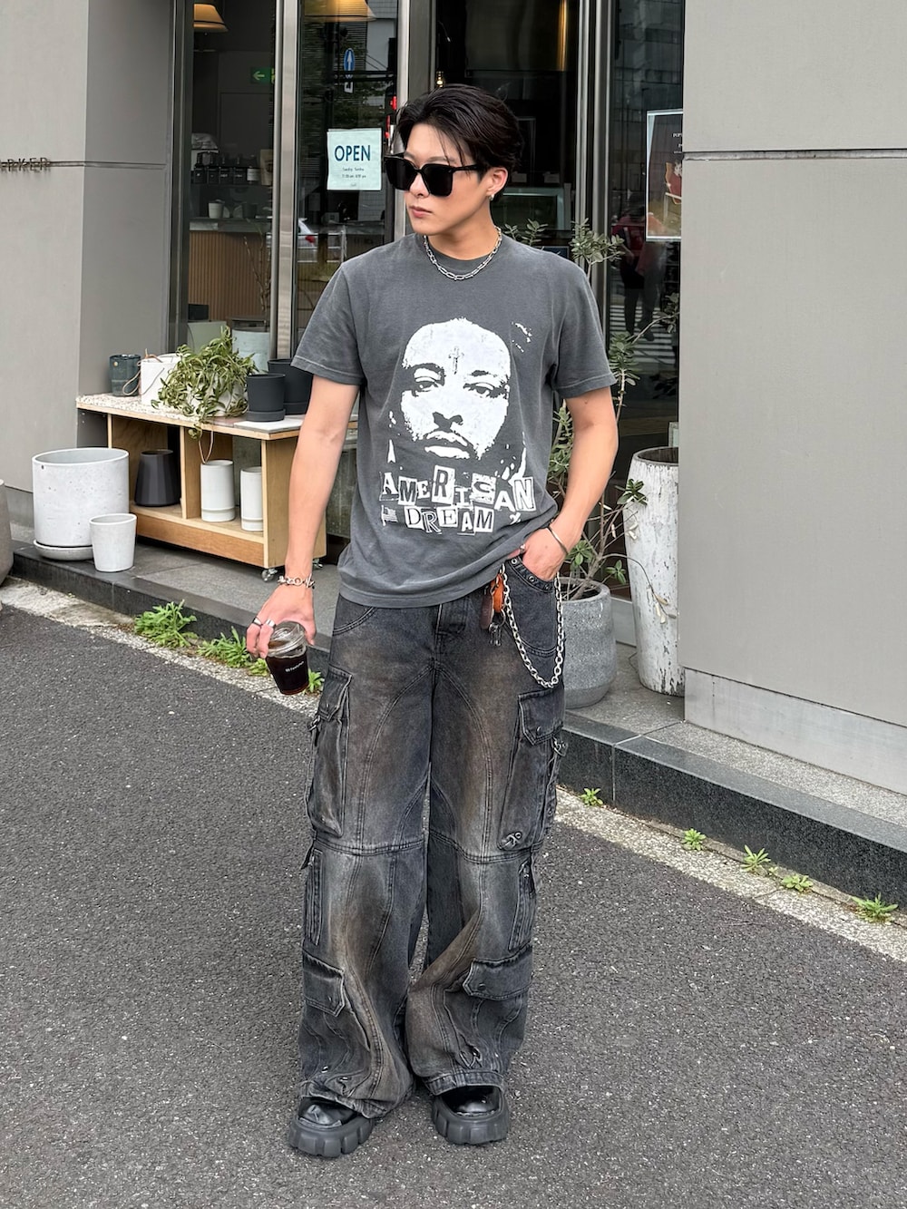 ブラック系のTシャツ/カットソー、ブラック系のデニムパンツ、ブラック系のブーツを着用したメンズの春コーディネートの2枚目の写真