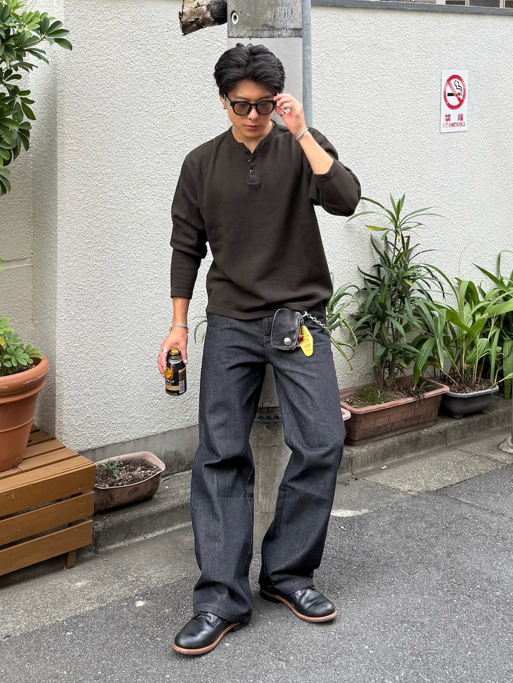 ブラック系のTシャツ/カットソー、ブラック系のデニムパンツ、ブラック系のブーツを着用したメンズの秋コーディネートの2枚目の写真