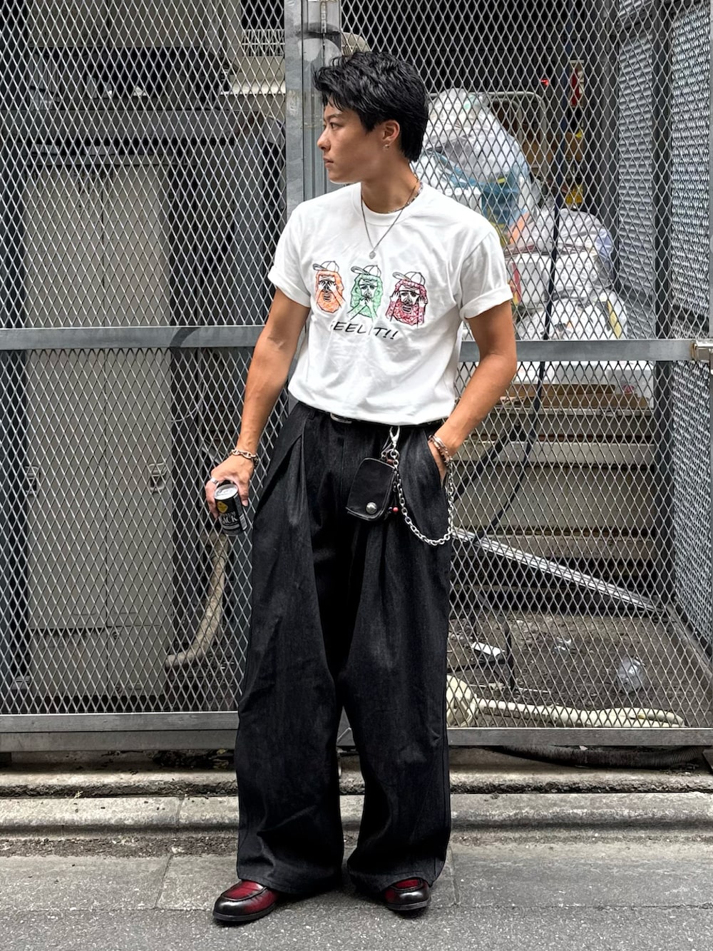 ホワイト系のTシャツ/カットソー、ブラック系のデニムパンツ、レッド系のローファーを着用したメンズの夏コーディネートの2枚目の写真